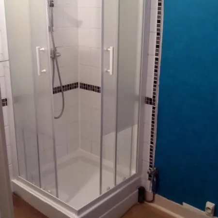 Independent Kitchen & Shower Free Parking