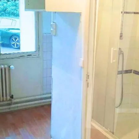 Independent Kitchen & Shower Free Parking Apartament